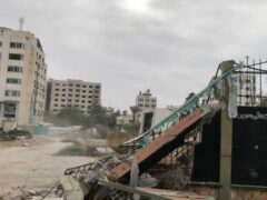 a pile of rubble next to a building with graffiti on it - Scenes of the devastation suffered by the besieged city of Gaza after it was bombed by the State of Israel in its war since October 7, 2023, which lasted for more than 63 days of genocide and continues until now., tags: krise 40.000 - unsplash